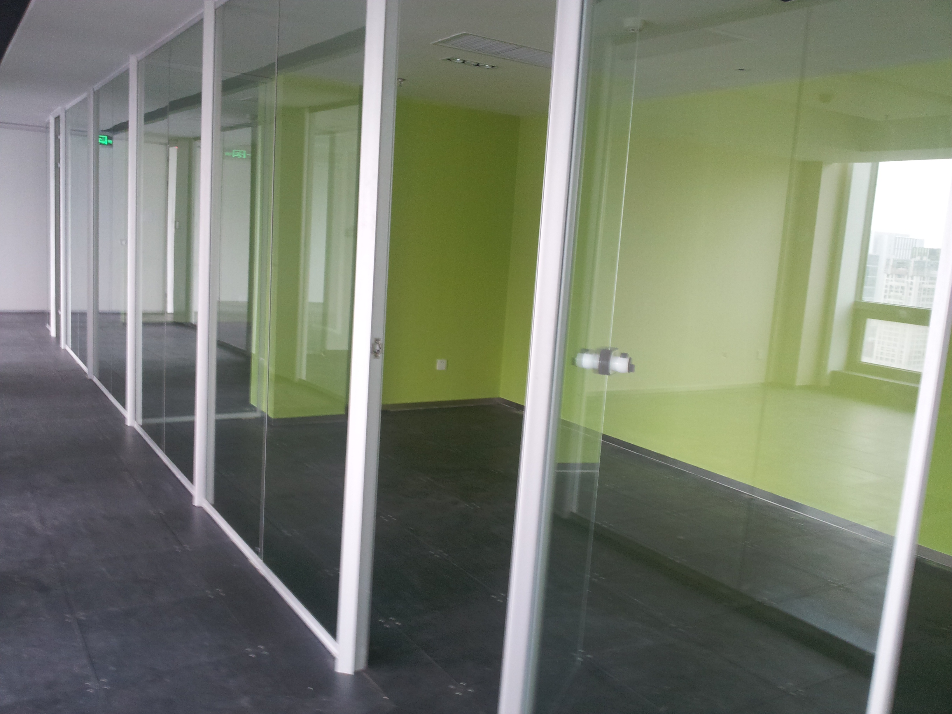 不要用热水浇或者硬物刮擦玻璃