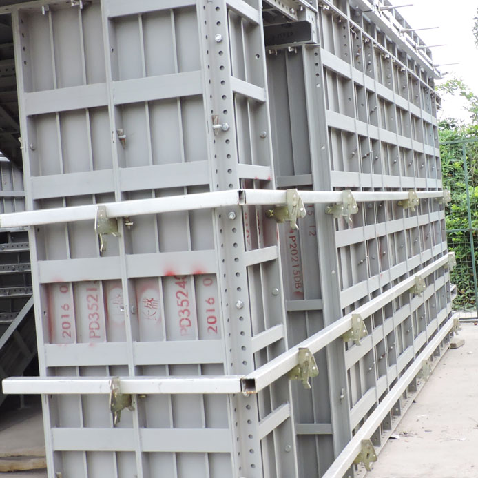 9、作为本实用新型再进一步的方案：所述l形块的外壁固定连接有第二限位块