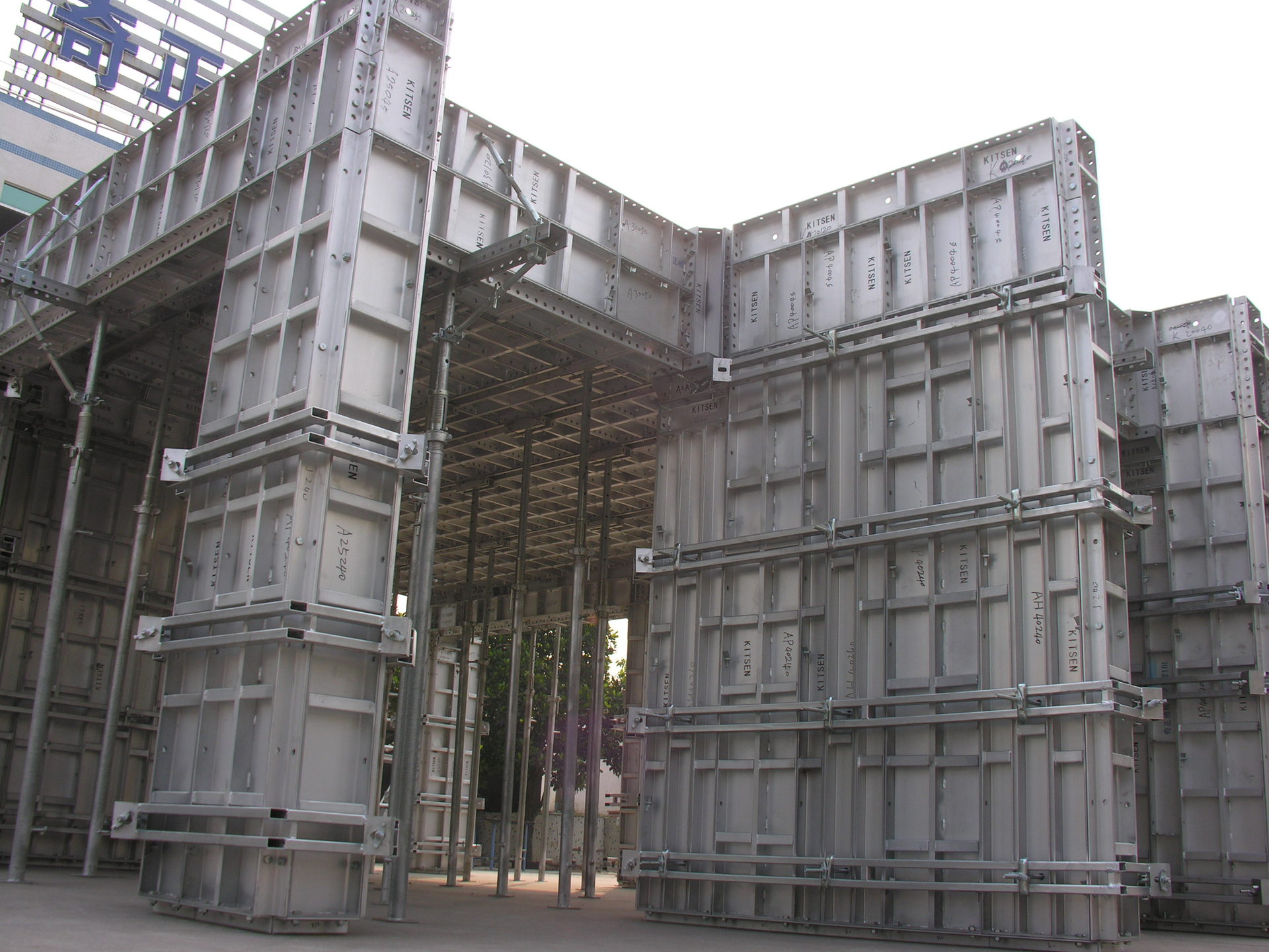 所述模板除水泥机打磨一体机的两侧均固定安装有模板传输架