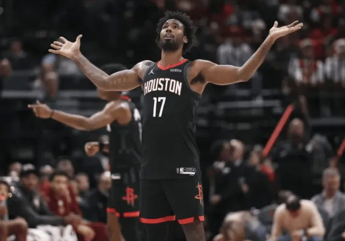 火箭险胜热火末节失误成关键