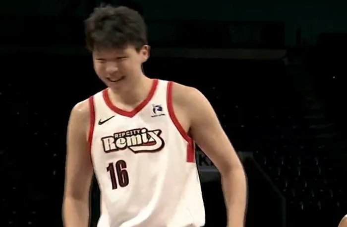 杨瀚森单骑救主难挽败局 撕裂之城季后赛首战惨