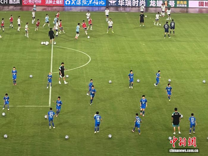 苏超南京赛场致敬教师节：校园足球传帮带让小