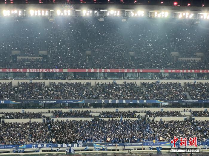 苏超南京赛场致敬教师节：校园足球传帮带让小