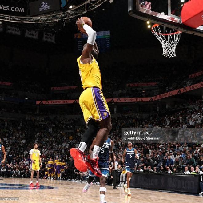 东契奇与里夫斯重伤，湖人季后赛前景堪忧